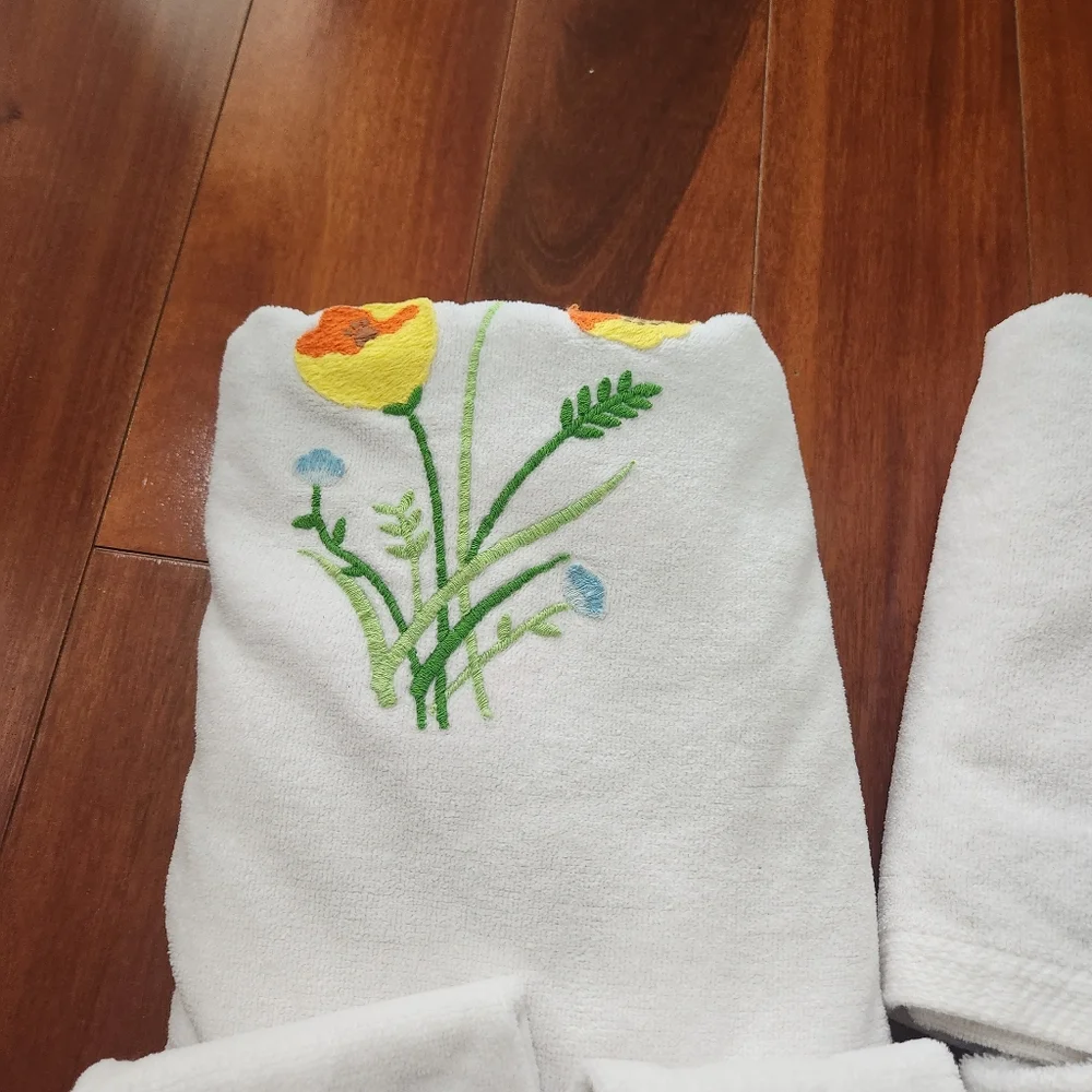 Vintage Lady Pepperell White with Yellow and Orange Flower Towel Set